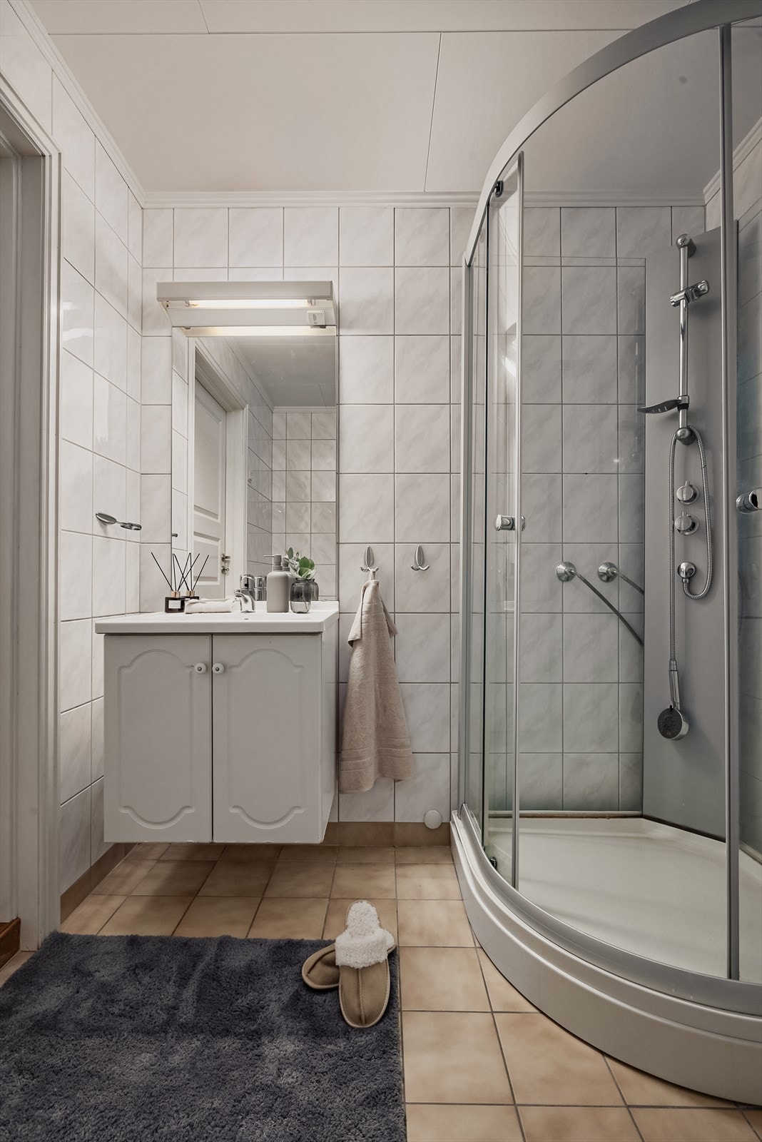 Rommet er utstyrt med toalett, servant med innredning, dusjkabinett og opplegg for vaskemaskin. Galleribilde