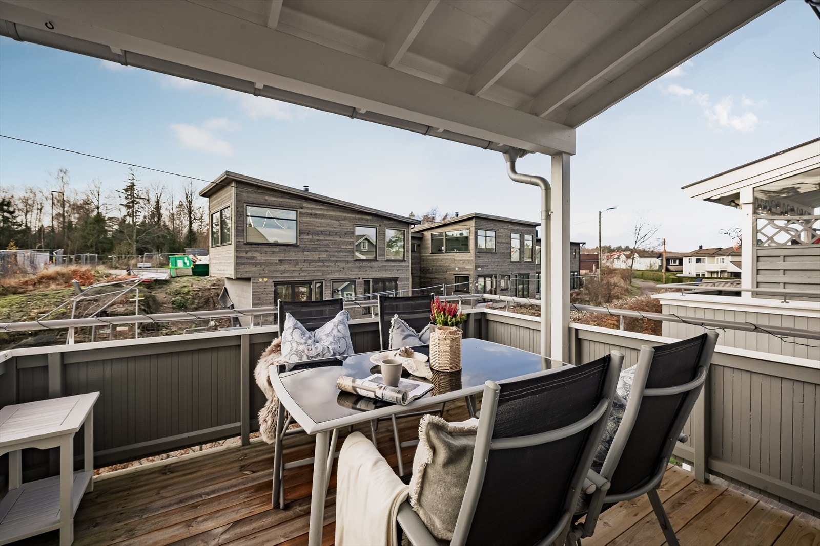 Fra stuen er det direkte utgang til en herlig, vestvendt balkong på ca. 8 kvm. Her er det gode solforhold fra ettermiddag til kveld. Galleribilde