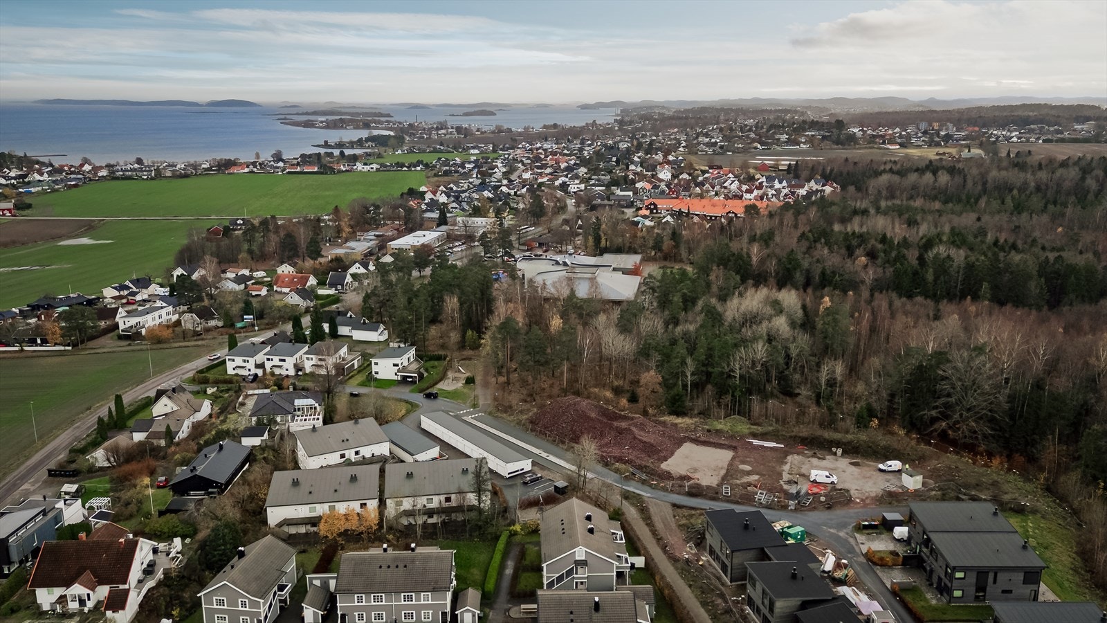 Her bor du med umiddelbar nærhet til skoler, barnehager, flotte turområder og kort vei til sjøen. Velkommen til visning! Galleribilde