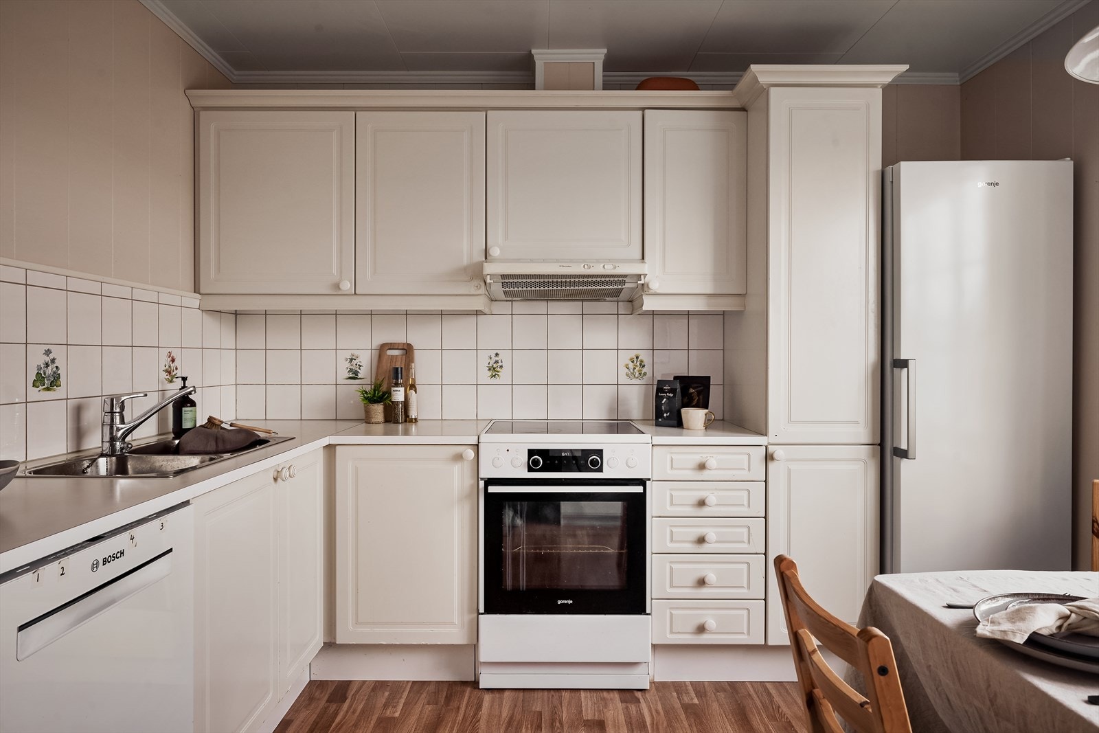 Kjøkkenet har en pen innredning i malt utførelse med godt med skap- og benkeplass. Galleribilde