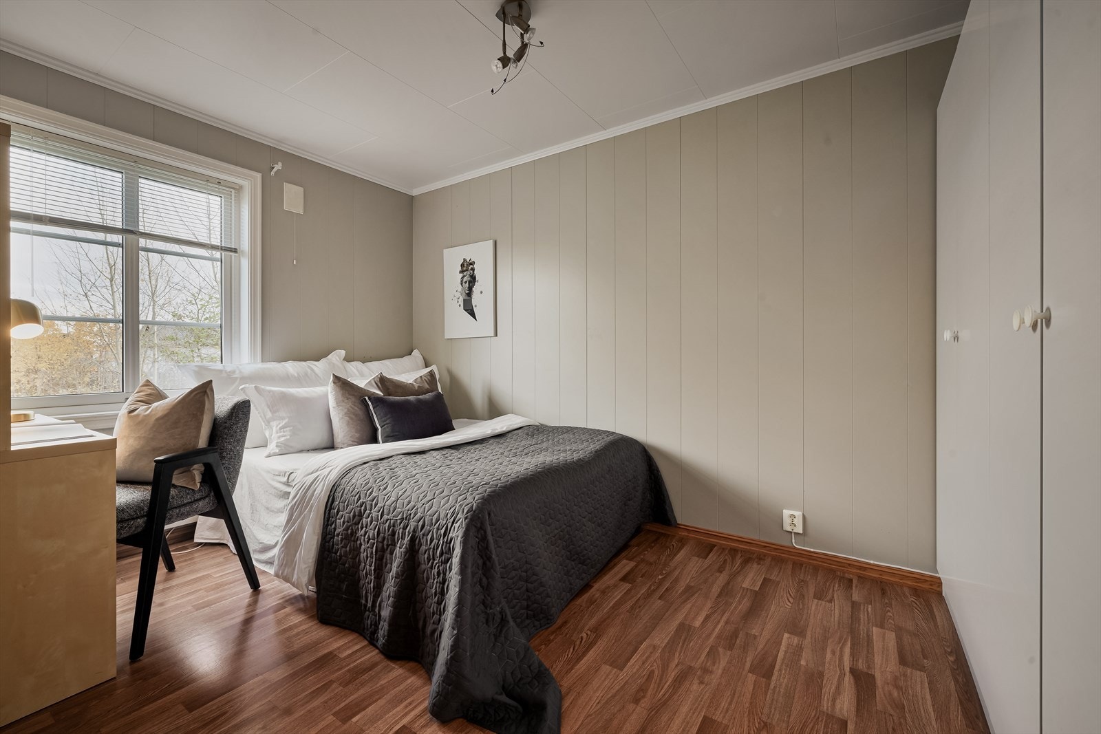 Leiligheten har to soverom i hovedetasjen, begge av god størrelse. Galleribilde