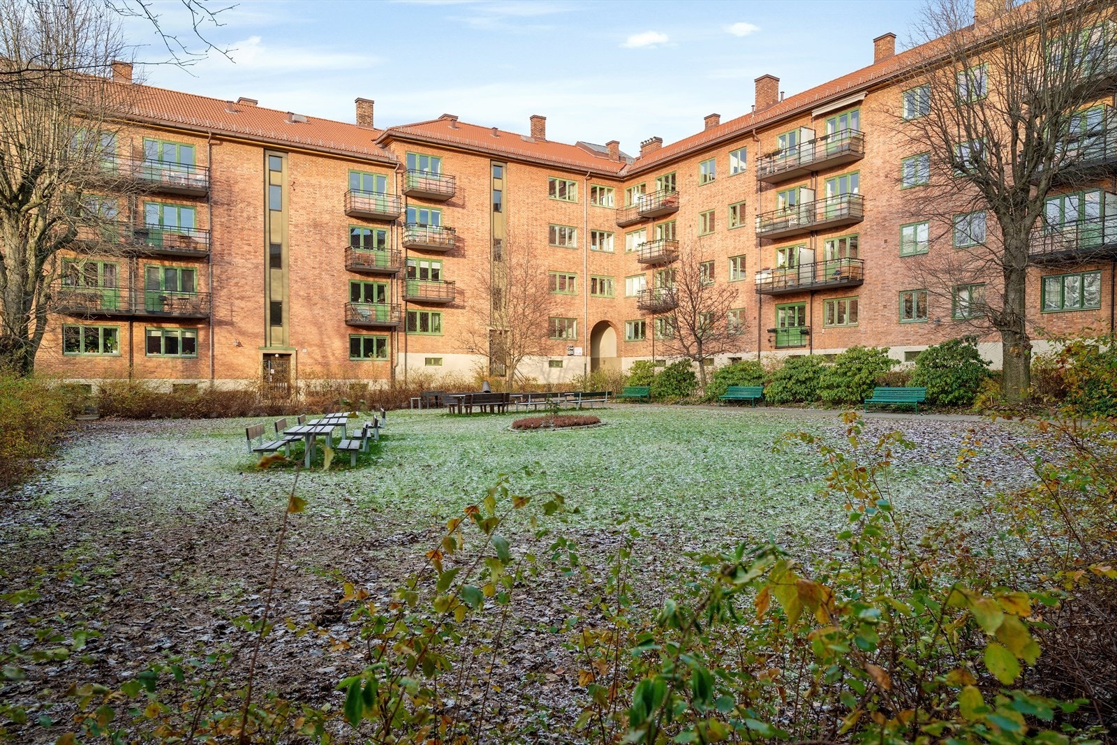 Selskapet oppleves veldrevet med god vedlikeholdshistorikk. Det er egen hagegruppe og vaktmestertjeneste som ser til de fine, store fellesarealene. Galleribilde