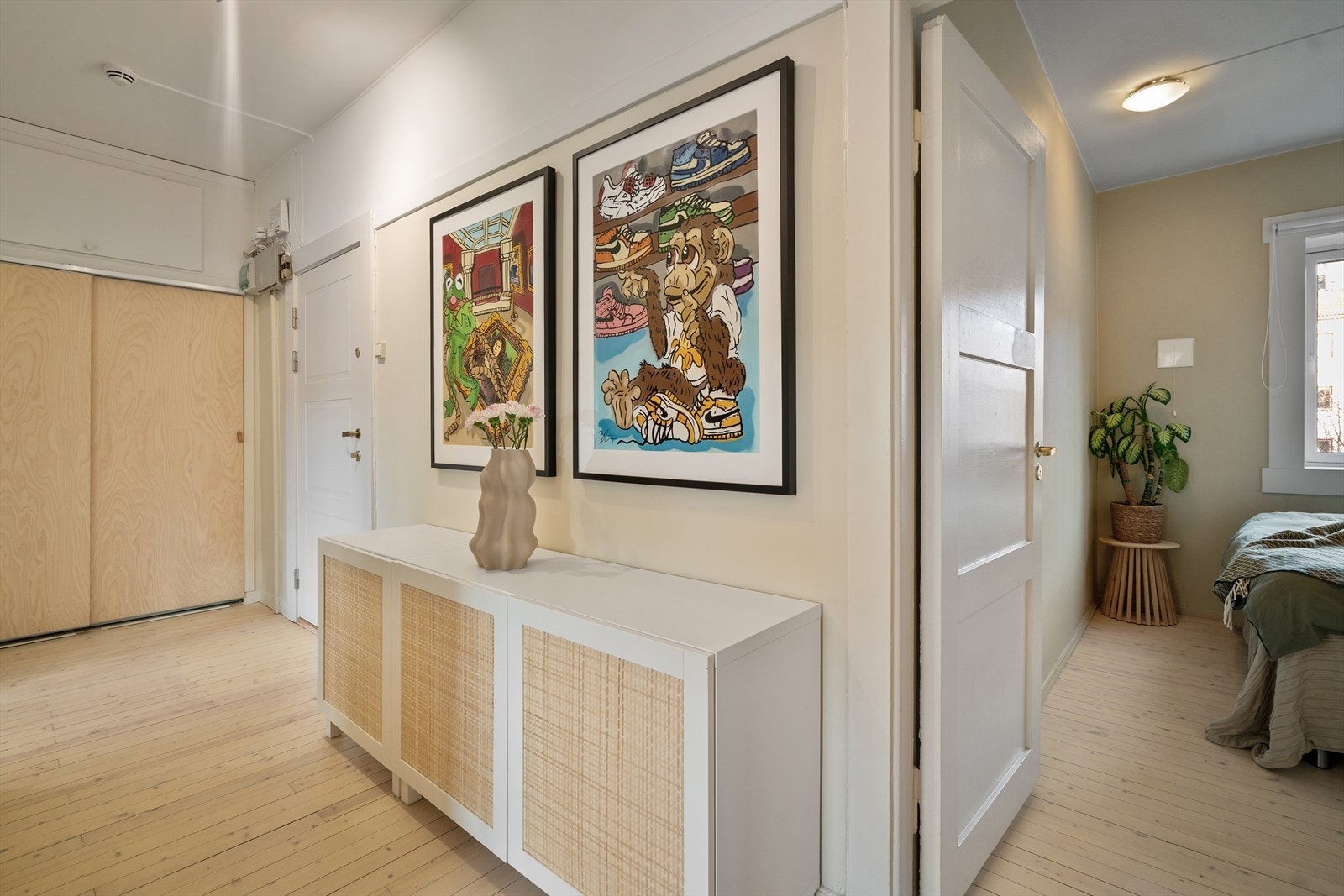 Stor entré med rikelig oppbevaringsplass. Fra entré er det inngang til soverom. Galleribilde