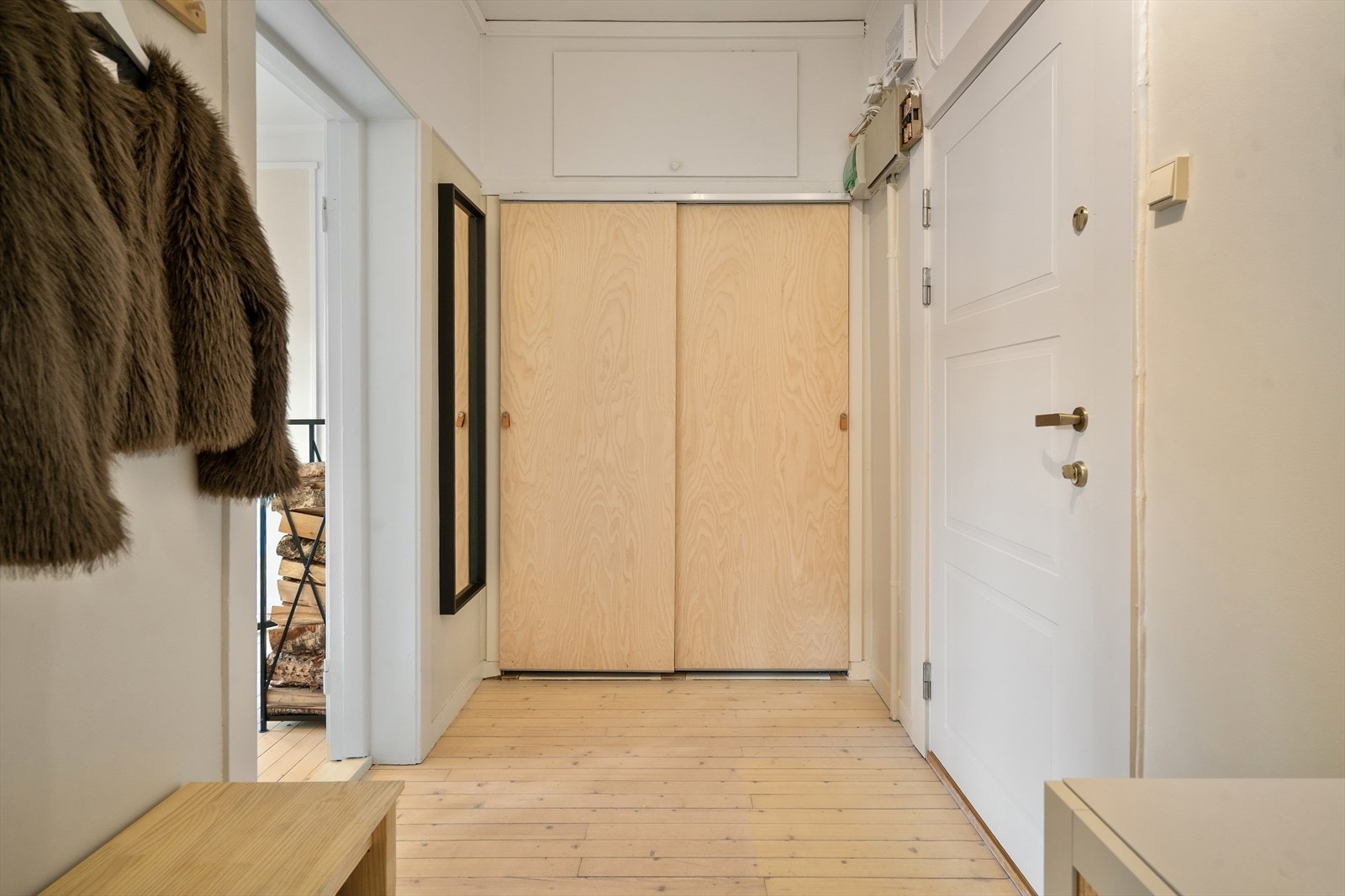 Godt med oppbevaring i entré -Utstyrt med skyvedørsgarderobe og innfeldt overskap. I tillegg plass til både klesoppheng og kommode. Galleribilde