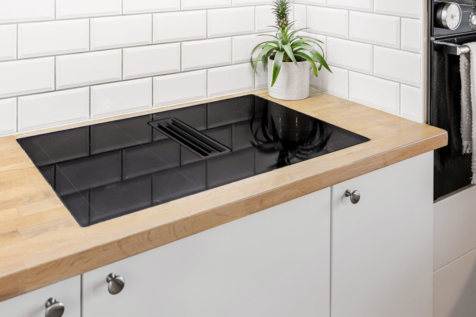 Det er montert moderne koketopp med kullfilter. Galleribilde