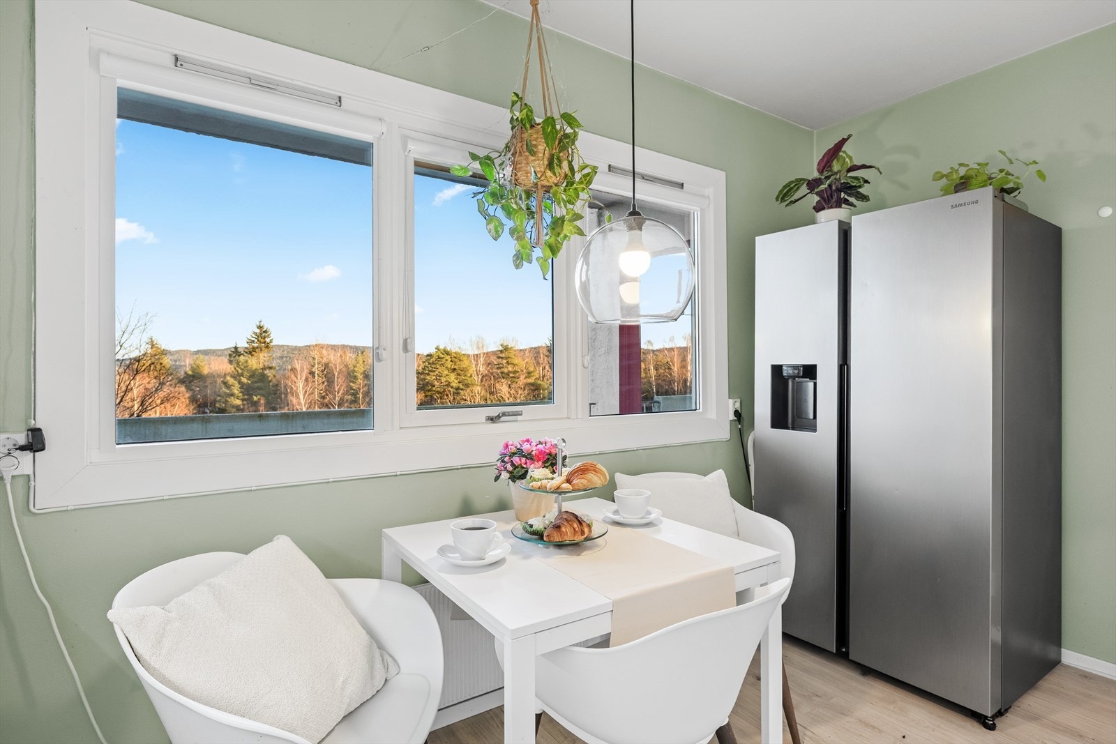 Koselig spiseplass under vinduene hvor morgensola kan nytes. Galleribilde