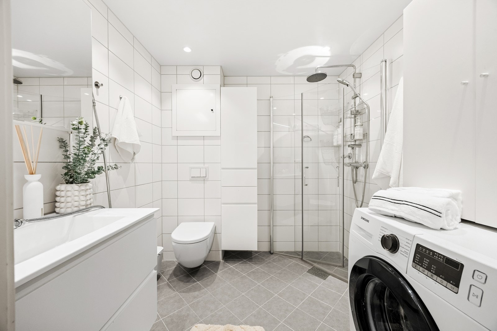 Flislagt baderom med termostatstyrte varmekabler i gulvet, renovert og utvidet i 2019/2020 i regi av borettslaget. Galleribilde