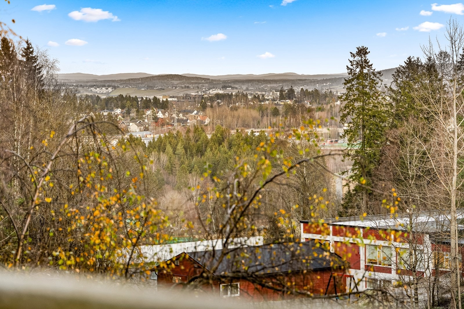 Beliggenheten er et perfekt utgangspunkt for deg som ønsker å ha nærhet til alt du trenger i hverdagen. Galleribilde