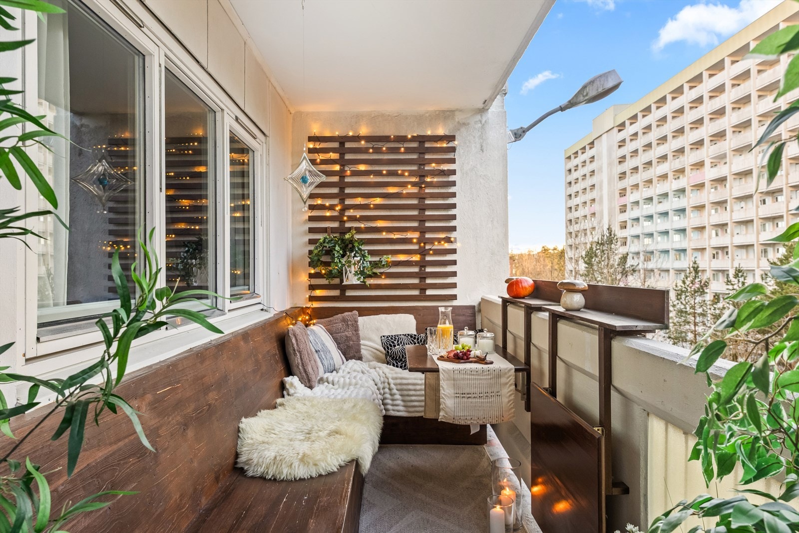 Lys og moderne 3-roms andelsleilighet med solrik og usjenert balkong med plassbygd benk hvor sommeren kan nytes fra morgen til kveld. Galleribilde