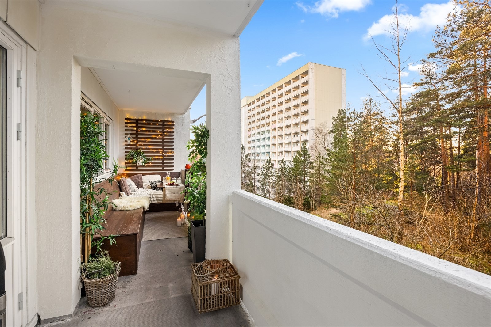 Balkongen fungerer som fungerer som en forlengelse av stuen på varme sommerdager. Galleribilde