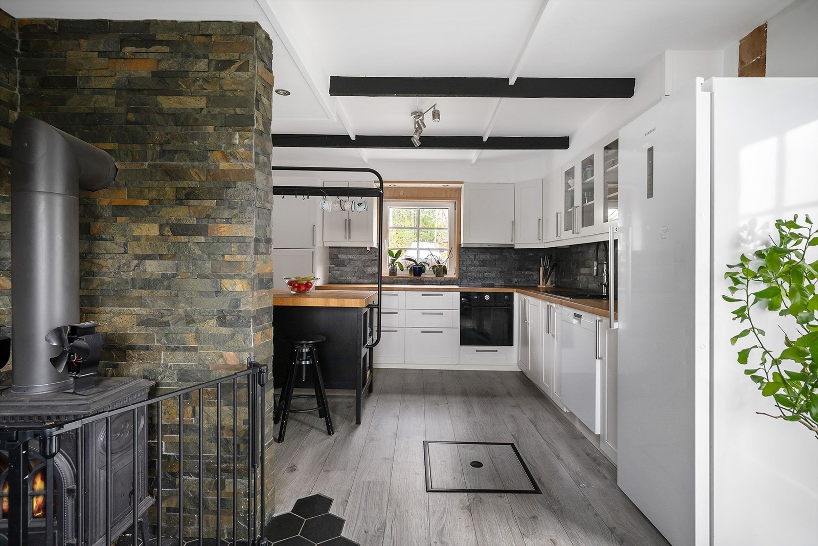 Funksjonelt kjøkken med hvitevarer og god skapplass til hverdagsbruk. Galleribilde