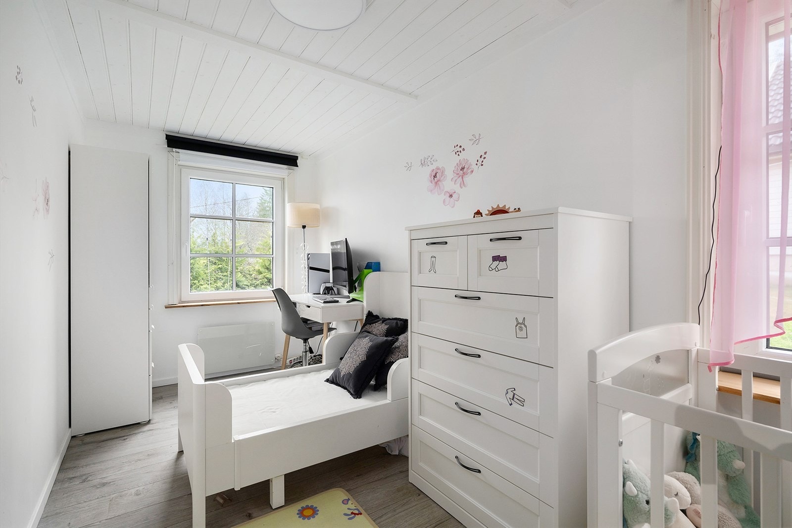 Lyst soverom med plass til seng, garderobe og kommode. Galleribilde