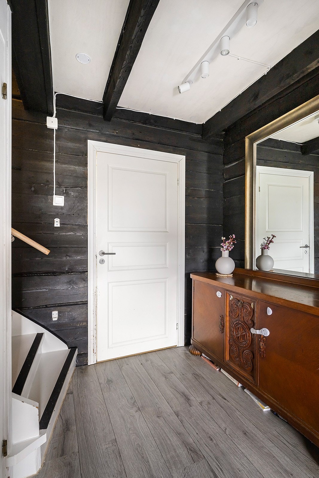 Lys gang som binder oppholdsrom og kjøkken på en fin måte. Galleribilde