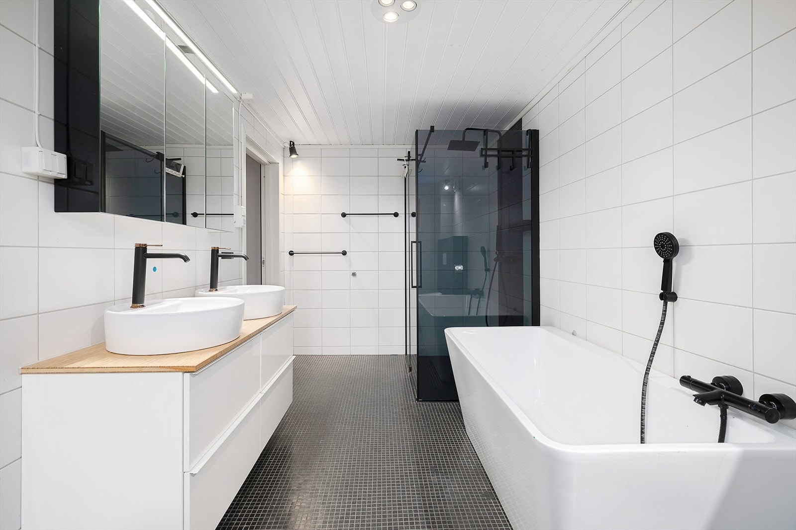 Stort, moderne baderom med badekar, dusj og dobbel servant. Galleribilde