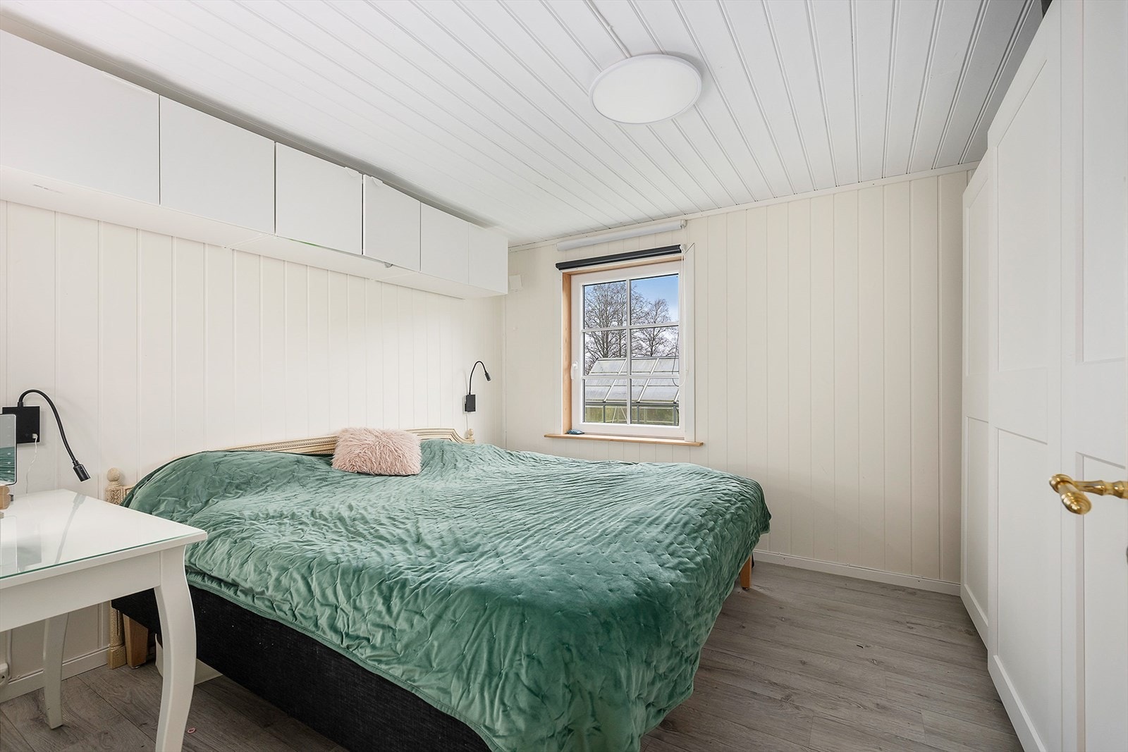 Romslig soverom med god skapplass. Galleribilde