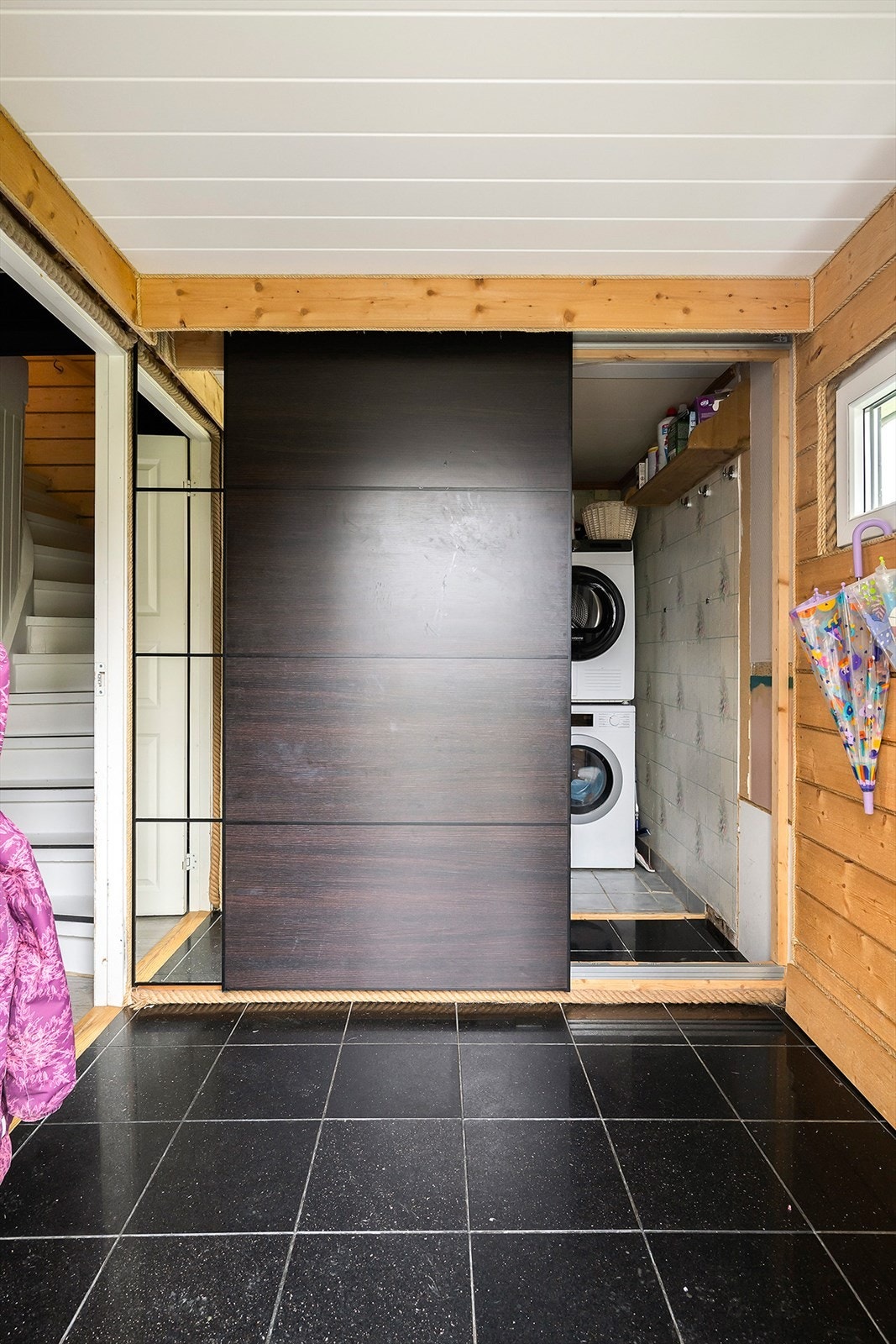 Boligen har praktisk vaskerom. Galleribilde