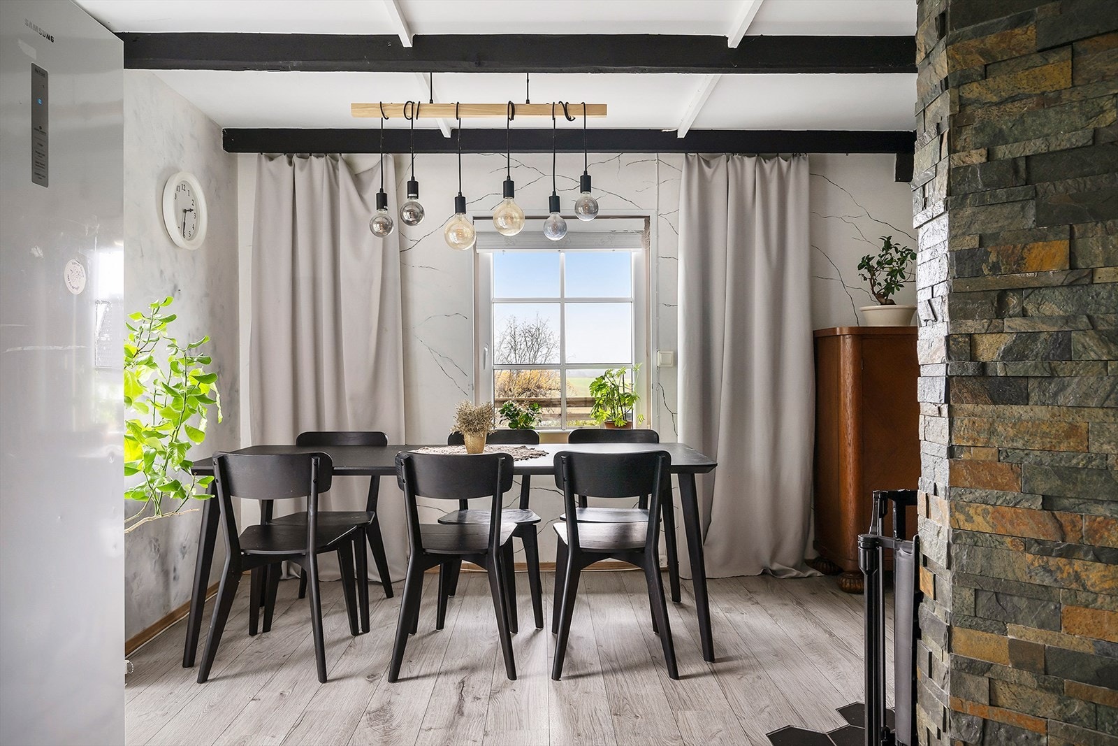 Romslig spiseplass, perfekt for lange middager med familie og venner. Galleribilde