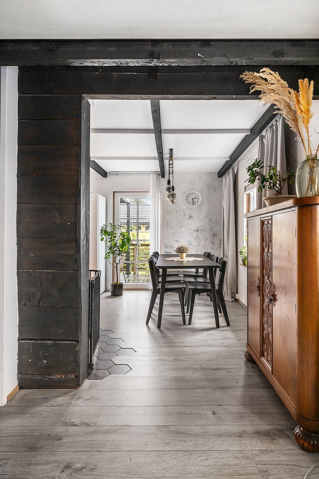 Lys passasje inn mot stue og oppholdsrom. Galleribilde