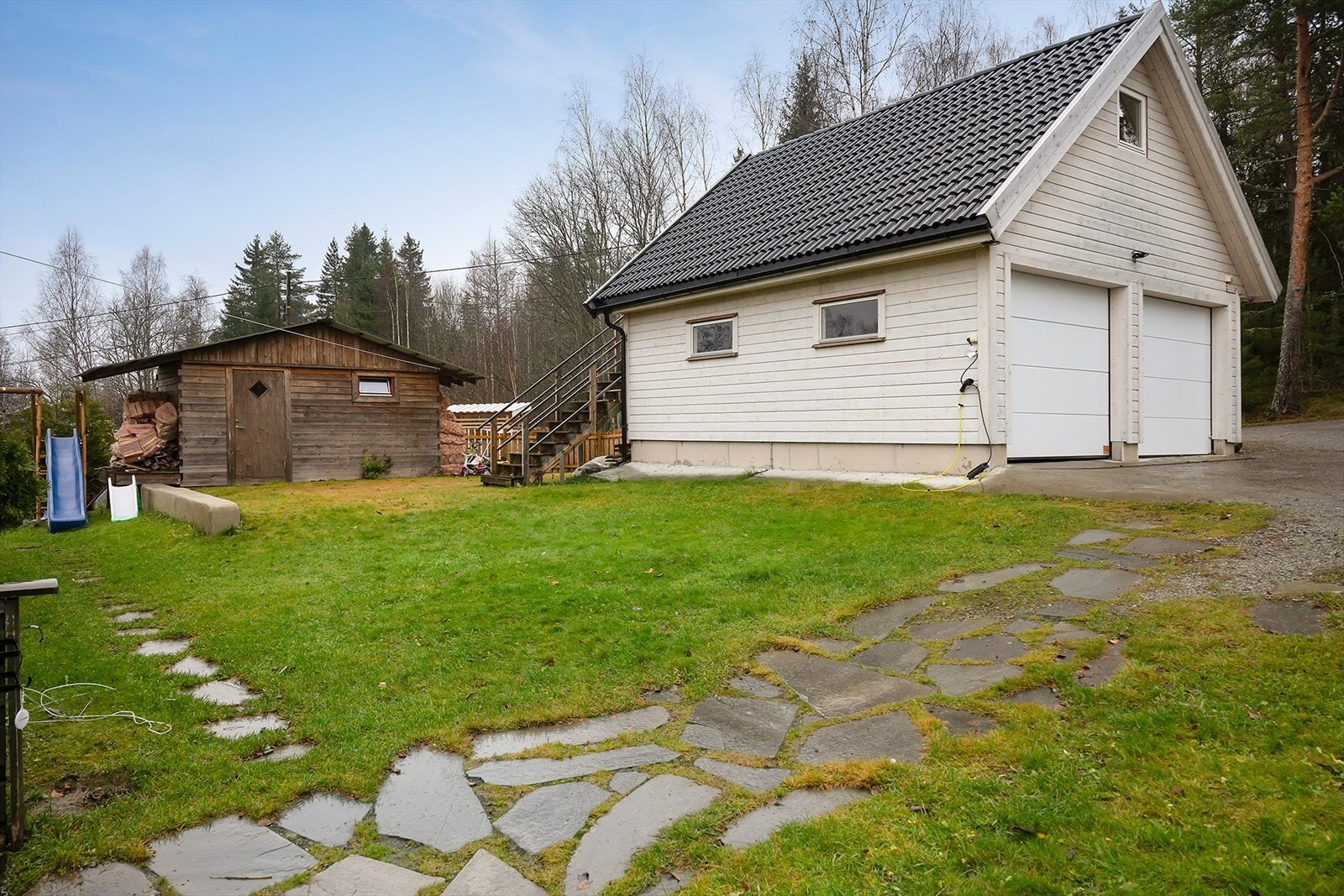 Solrik hage med plen og fine uteområder rundt boligen. Galleribilde