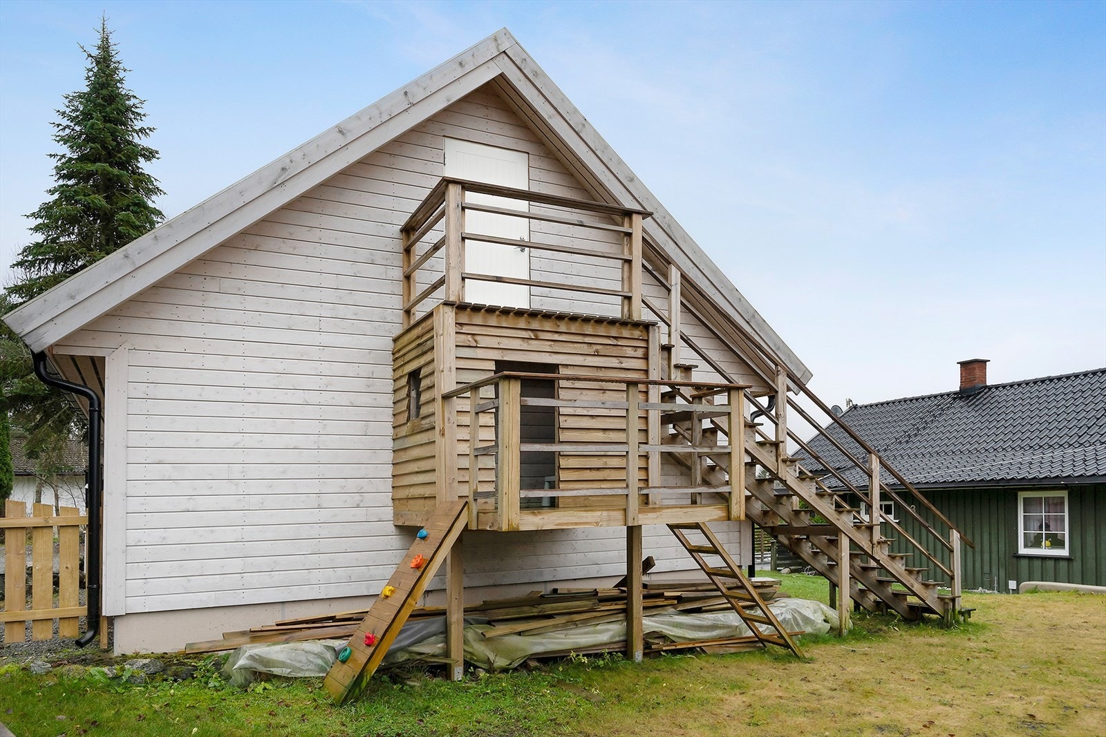 Frittstående dobbeltgarasje med trapp - gode lagrings- og bruks muligheter. Galleribilde