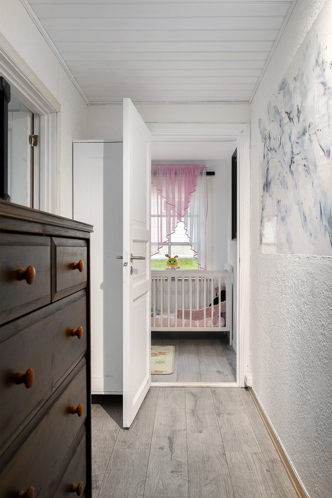 Lys gang med adkomst til soverom og vindu som slipper inn godt dagslys. Galleribilde