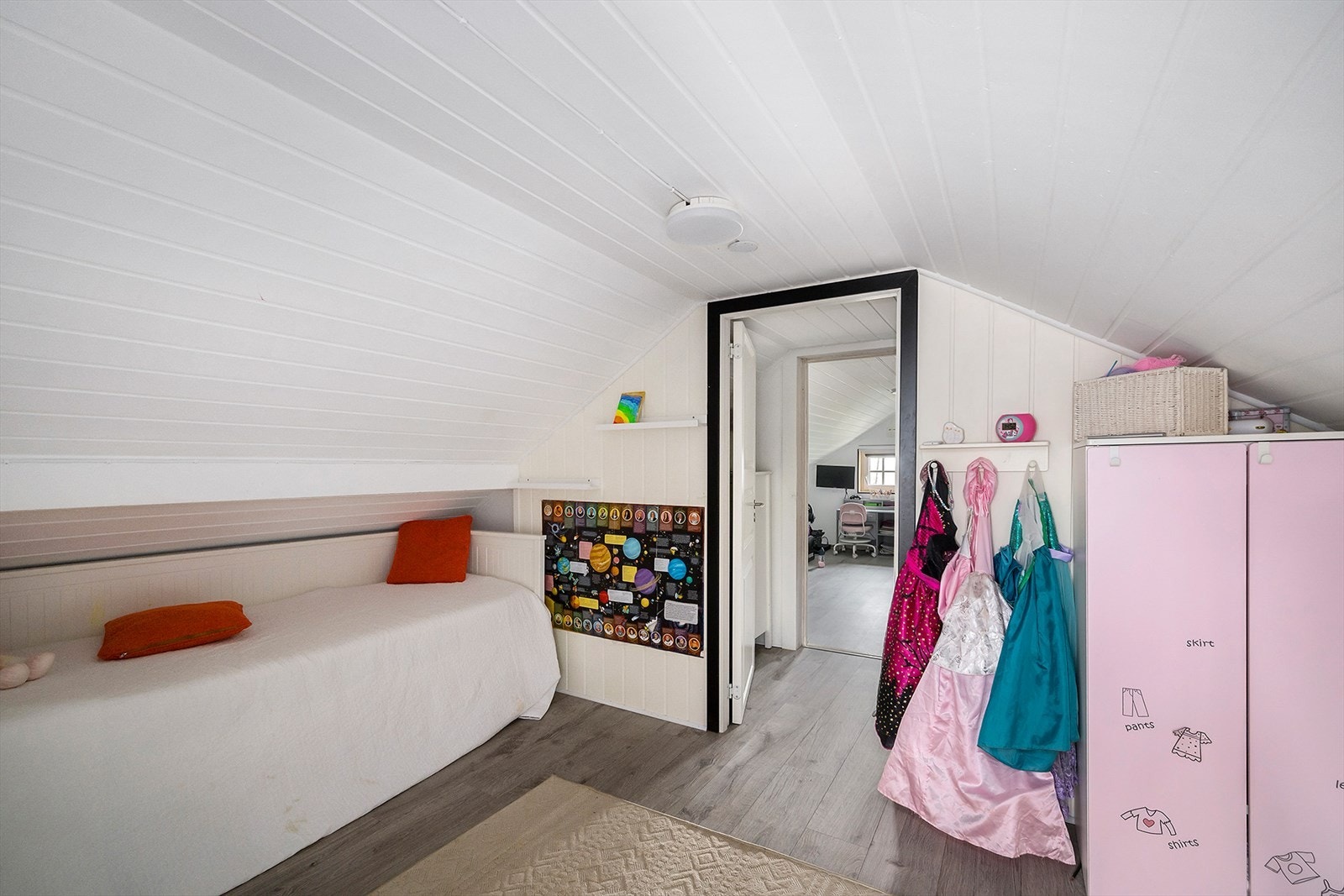 Lyst og trivelig barnerom med god plass til seng, lek og oppbevaring. Galleribilde