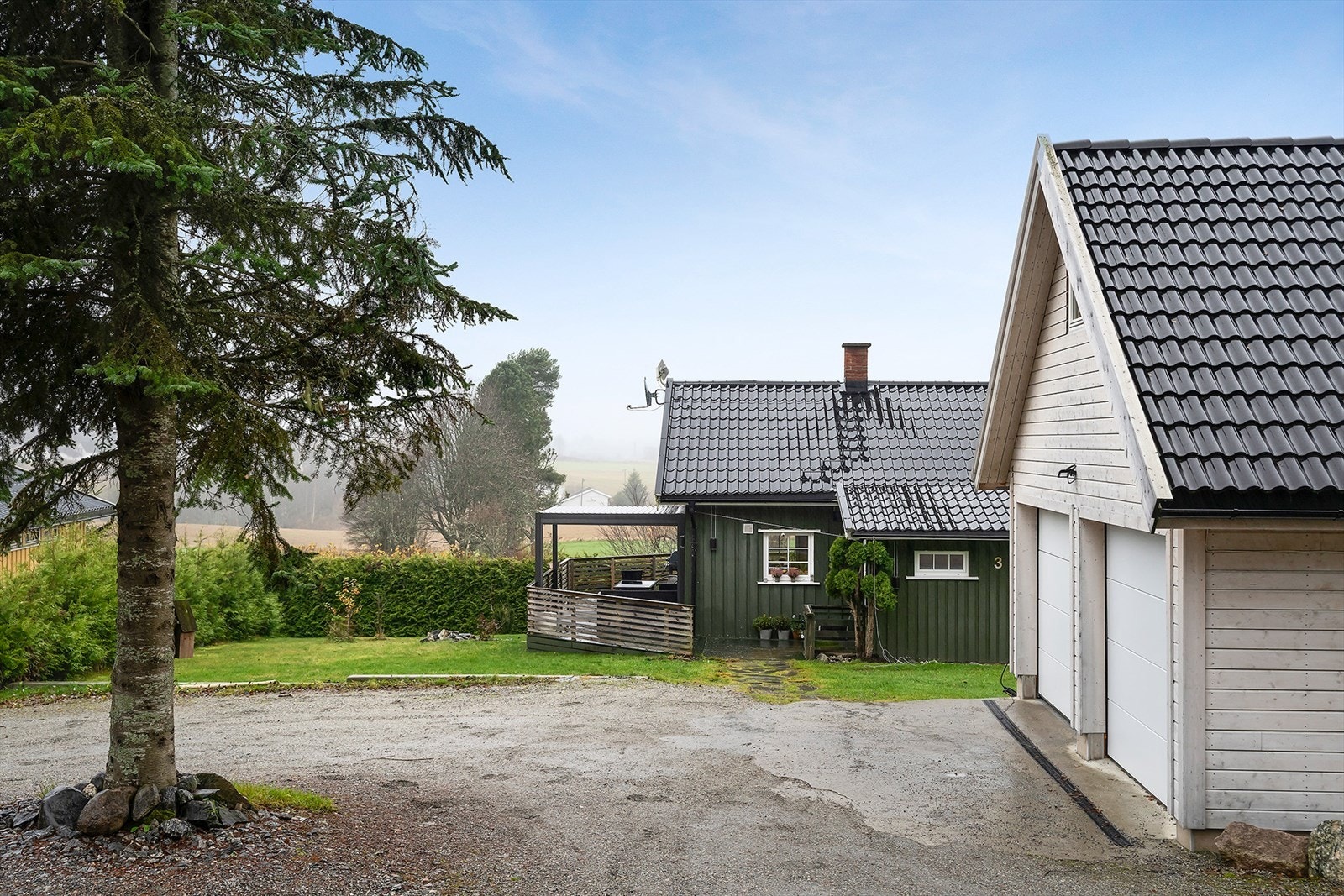 Stor garasje og romslig tun med gode parkeringsmuligheter. Galleribilde