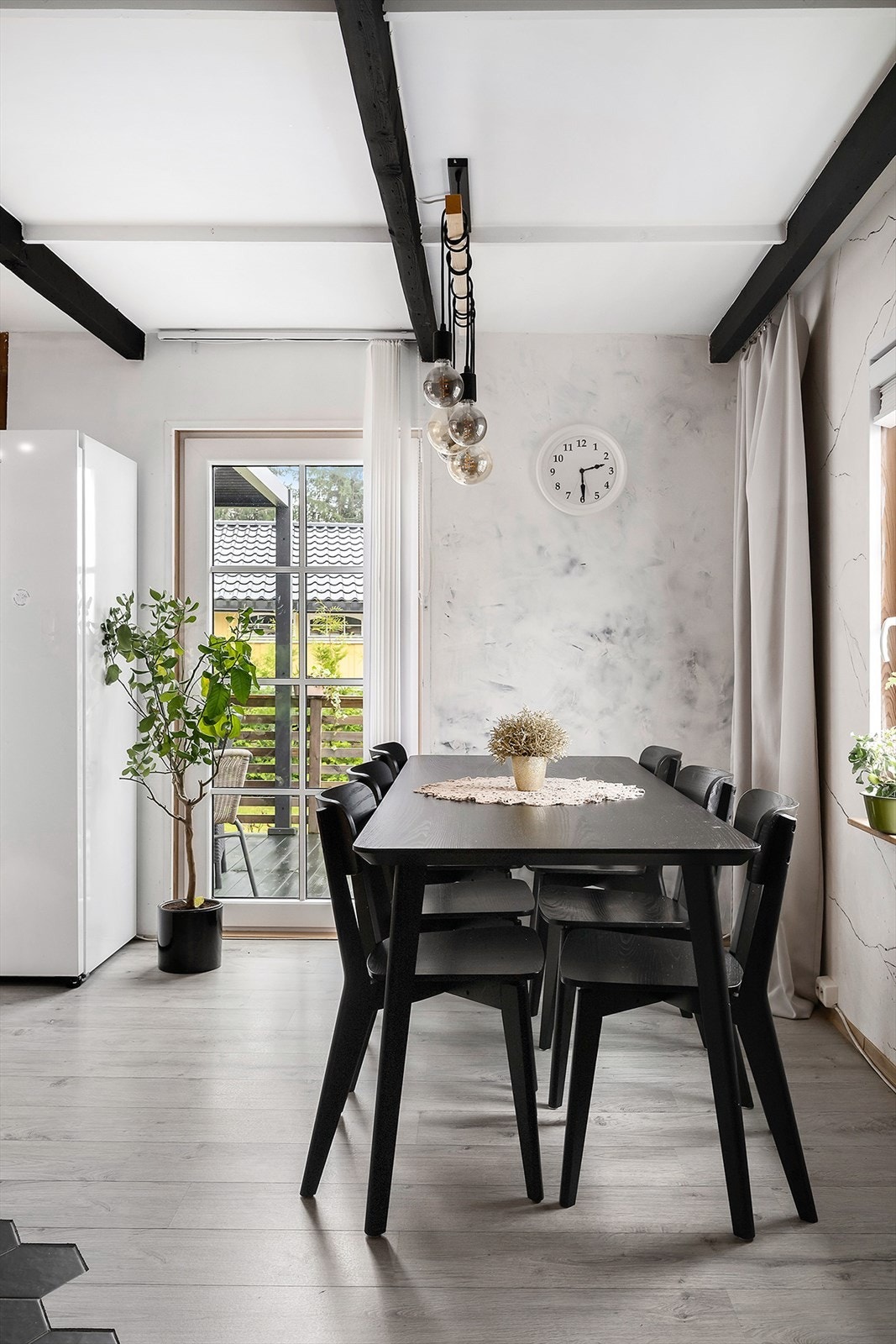 Fin overgang mellom stue og uteplass som gir god flyt i hverdagen. Galleribilde