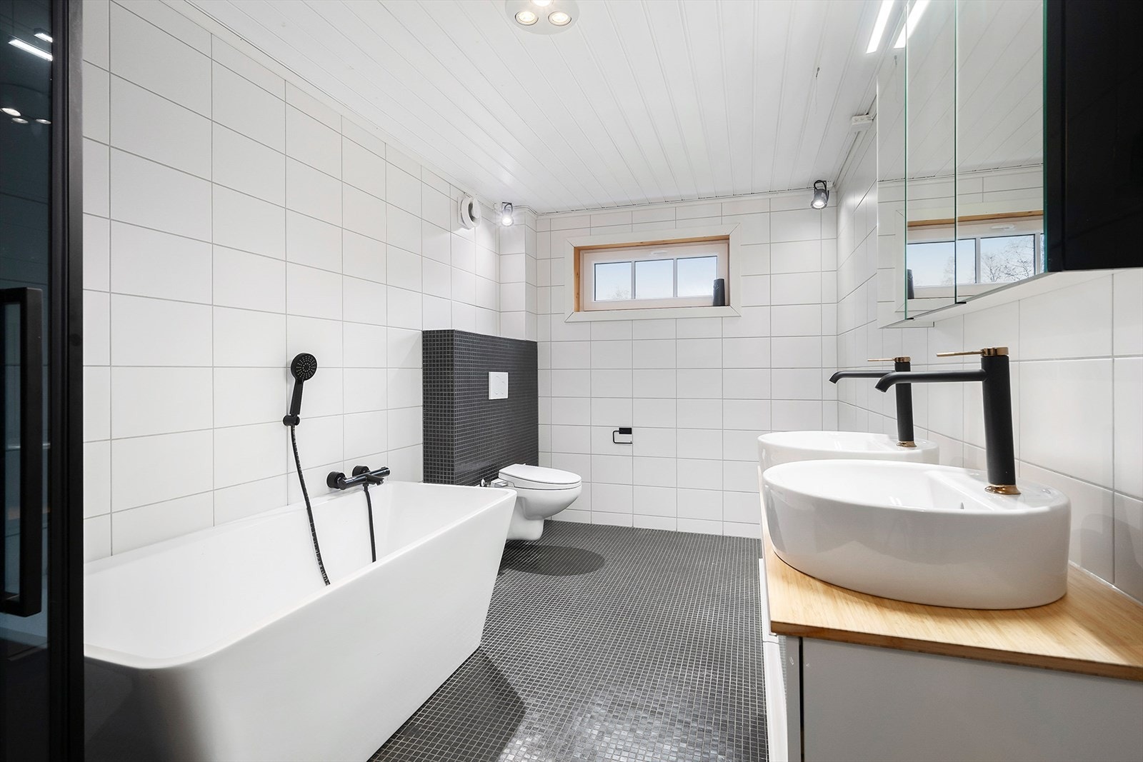 Praktisk bad/vaskerom med god plass til oppbevaring. Galleribilde