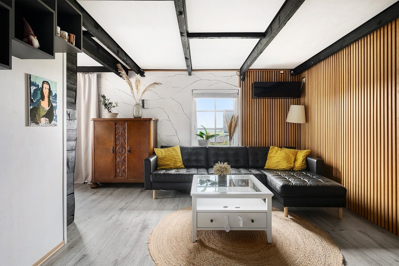 Åpen løsning mellom stue og kjøkken gir et sosialt oppholdsrom. Galleribilde