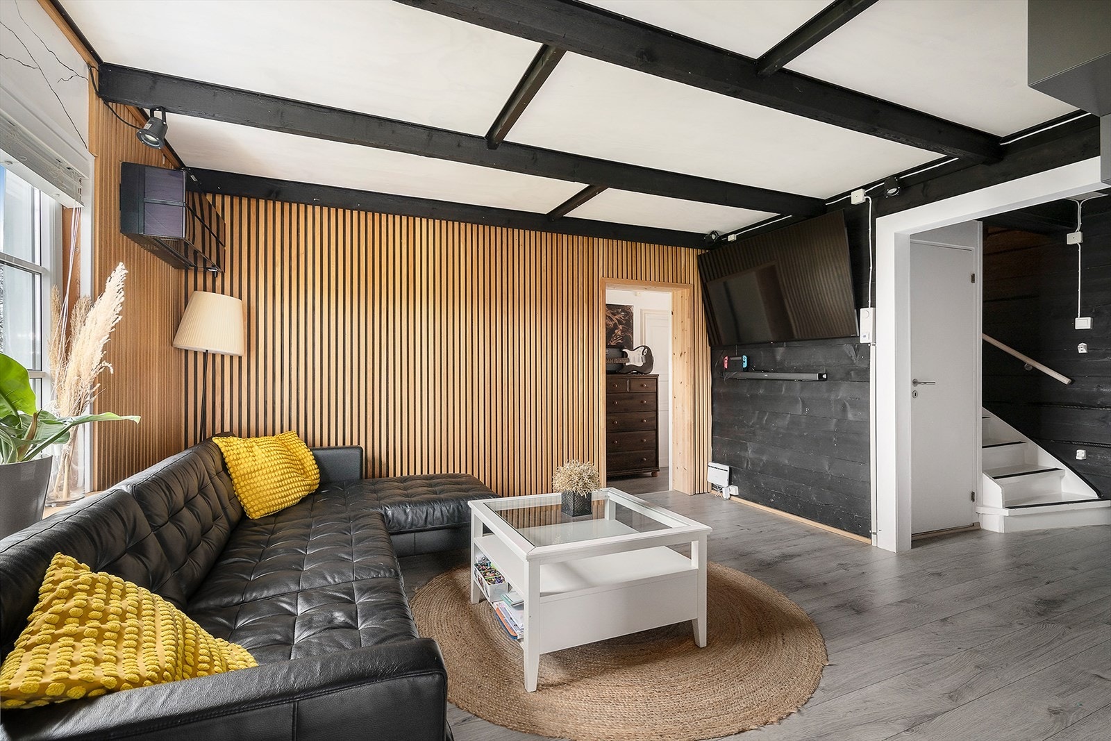 Koselig tv-/stuekrok med plass til sofa og medieløsning. Galleribilde