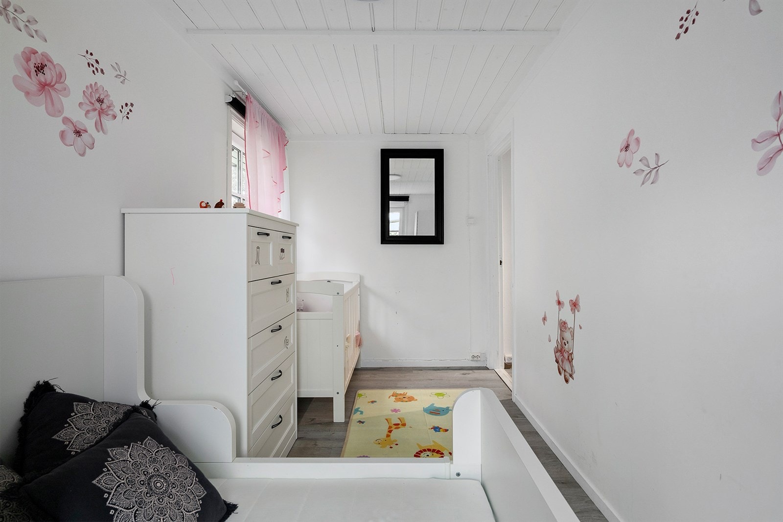 Soverom med plass til seng, garderobe og skrivepult. Galleribilde