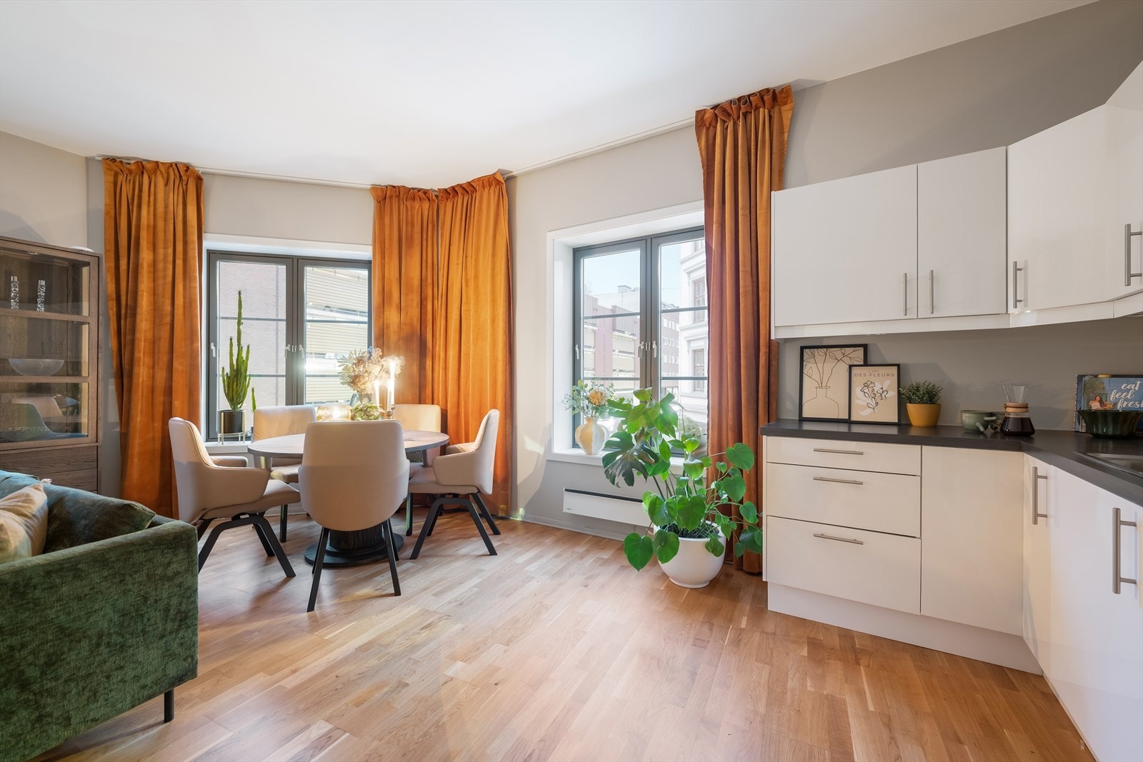 Åpen stue- og kjøkkenløsning som er perfekt for sosiale sammenkomster! Galleribilde