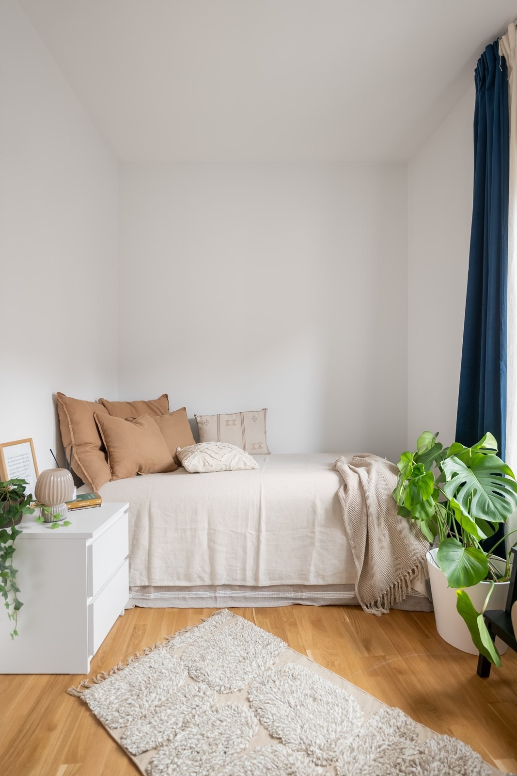 Leilighetens andre soverom har god plass til dobbeltseng, nattbord og garderobeskap/ kommode. Galleribilde