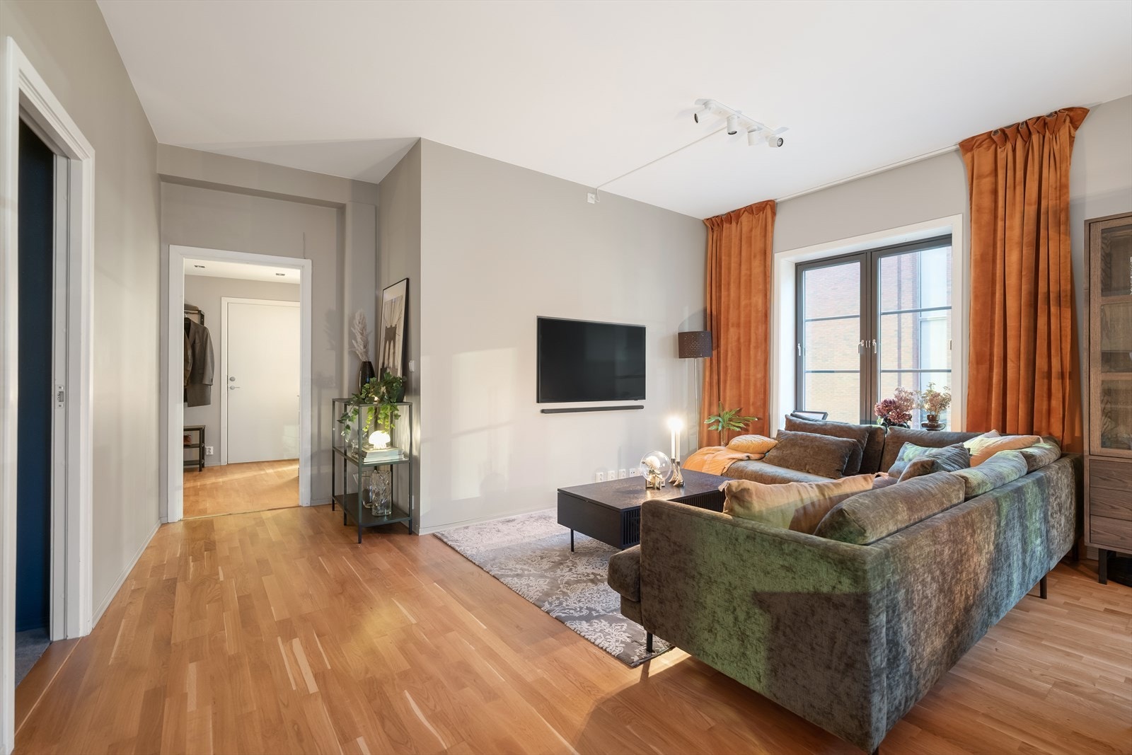 Stuen byr på rikelig plass til sofagruppe, mediemøblement og spiseplass. Galleribilde