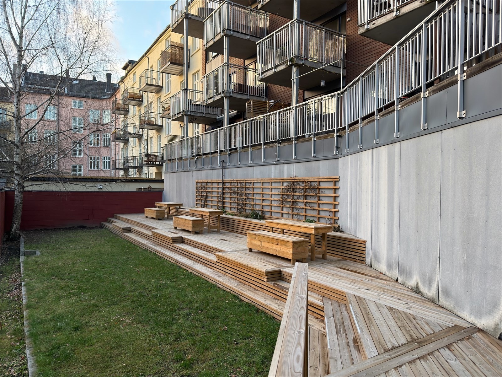 Skjermet bakgård- et perfekt sted for rolige morgener eller sosiale sammenkomster. Galleribilde