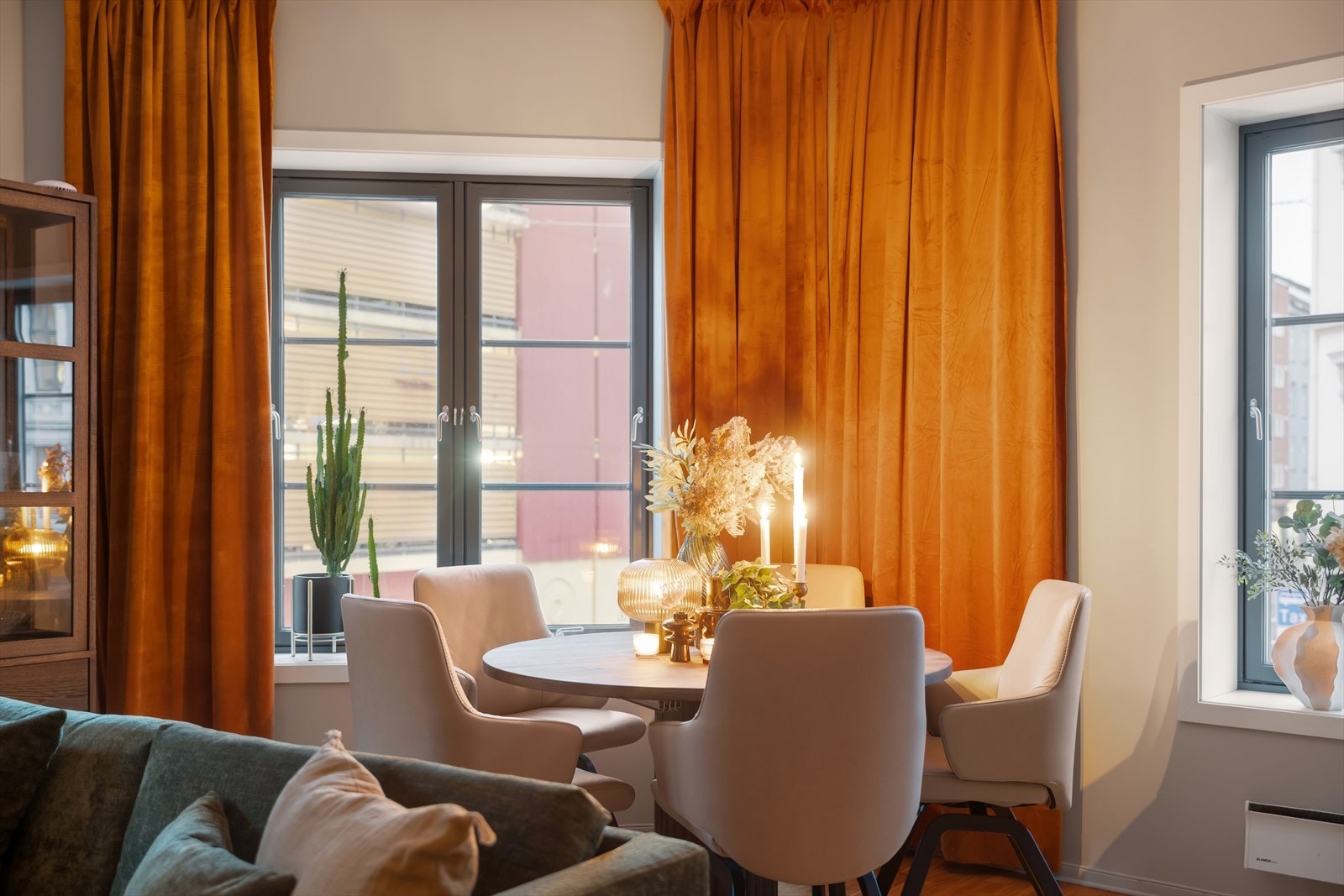 Leiligheten har gjennomgående lekre overflater med lysmalte vegger og parkettgulv, noe som gir et moderne og tidsriktig uttrykk. Galleribilde