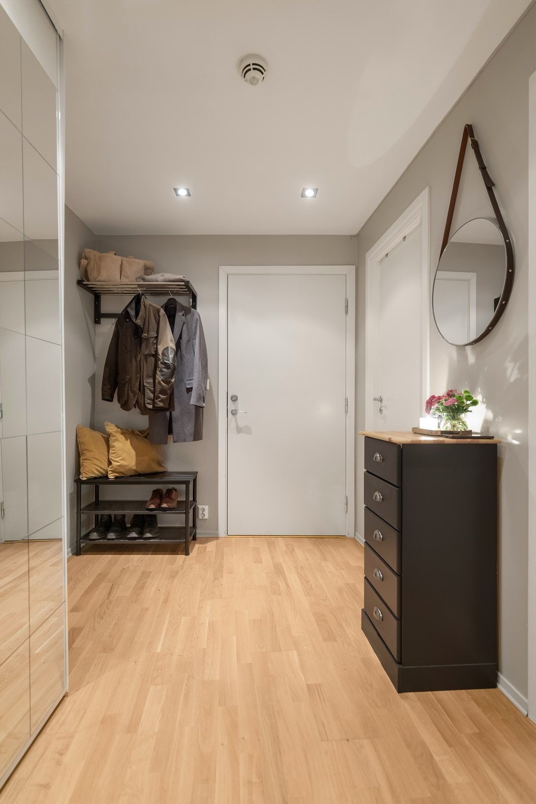 Velkommen inn! En lys og innbydende entré med god plass til oppbevaring og oppheng. Galleribilde