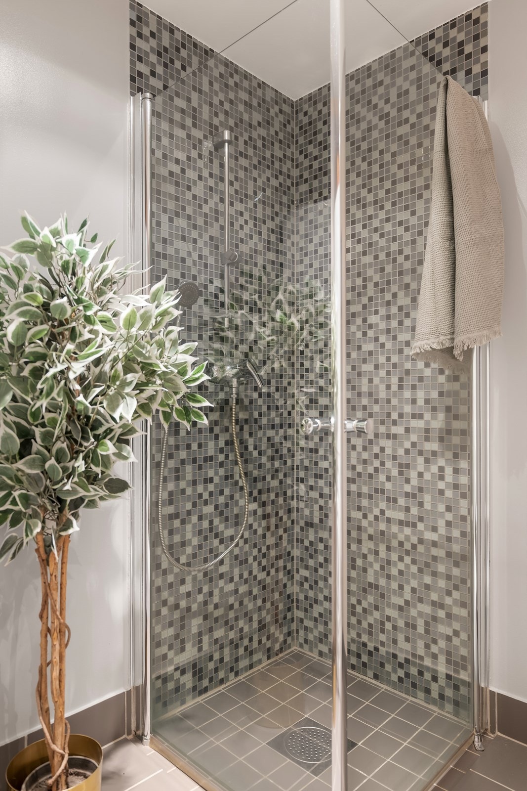 Overflatene består av senket, malt gipshimling med innfelte downlights, samt flislagte og malte veggflater. Galleribilde