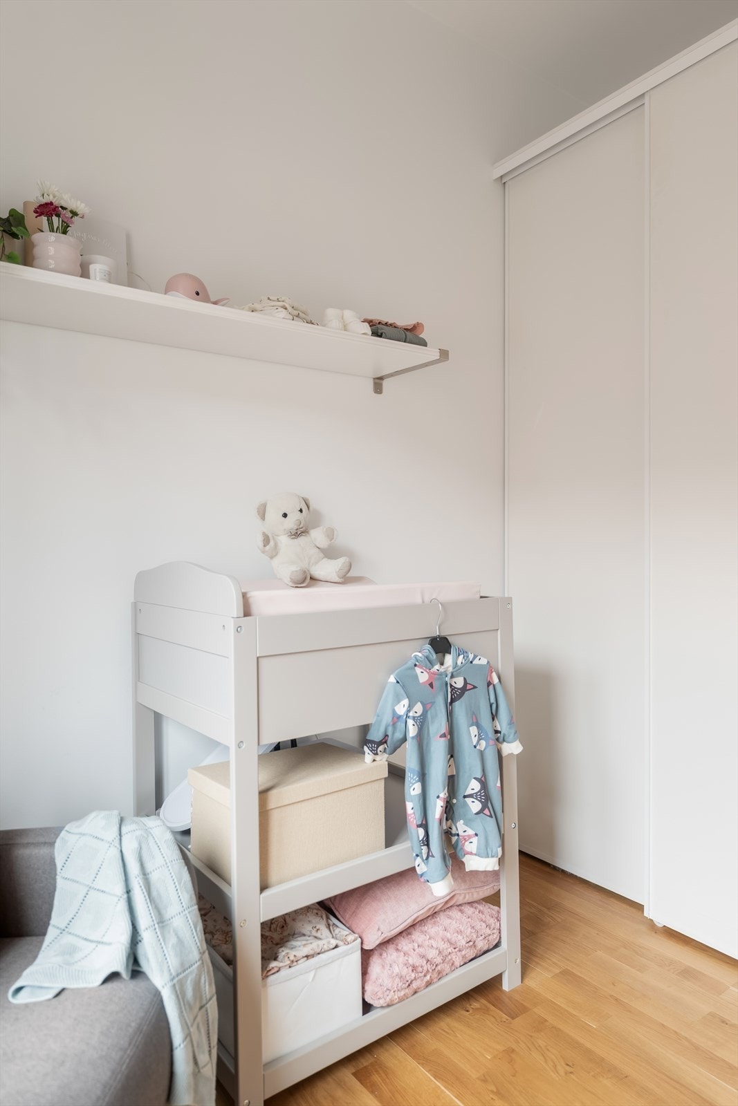 Soverommet har rikelig plass til oppbevaring, inkludert en skyvedørsgarderobe. Galleribilde