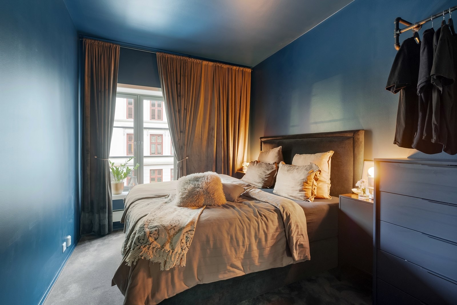 Hovedsoverom vender ut mot rolig sidegate. Galleribilde