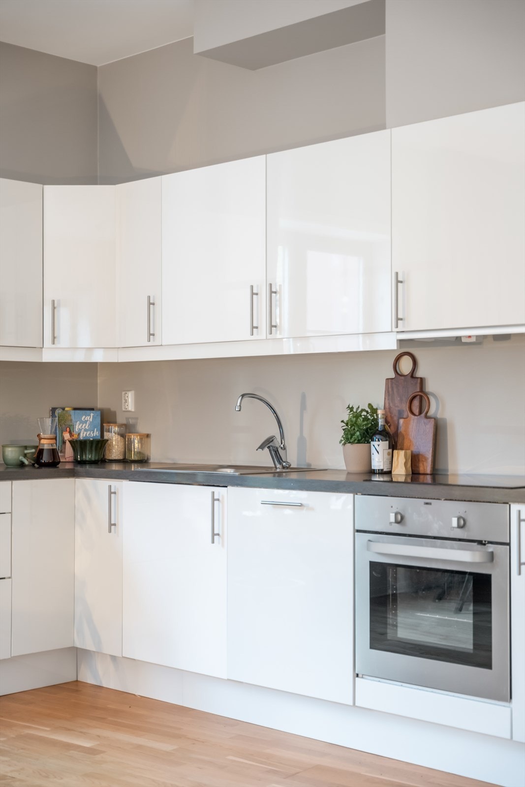 Avtrekk over kokesonen går via ventilator til boligens mekaniske avtrekksanlegg. Galleribilde