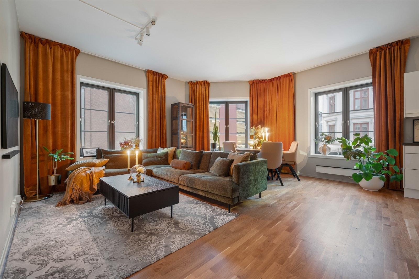 Simon Barood (467 97 302) v/DNB Eiendom har gleden av å presentere en attraktiv og stilren 4-roms hjørneleilighet med tre soverom, to bad og garasjeplass! Galleribilde