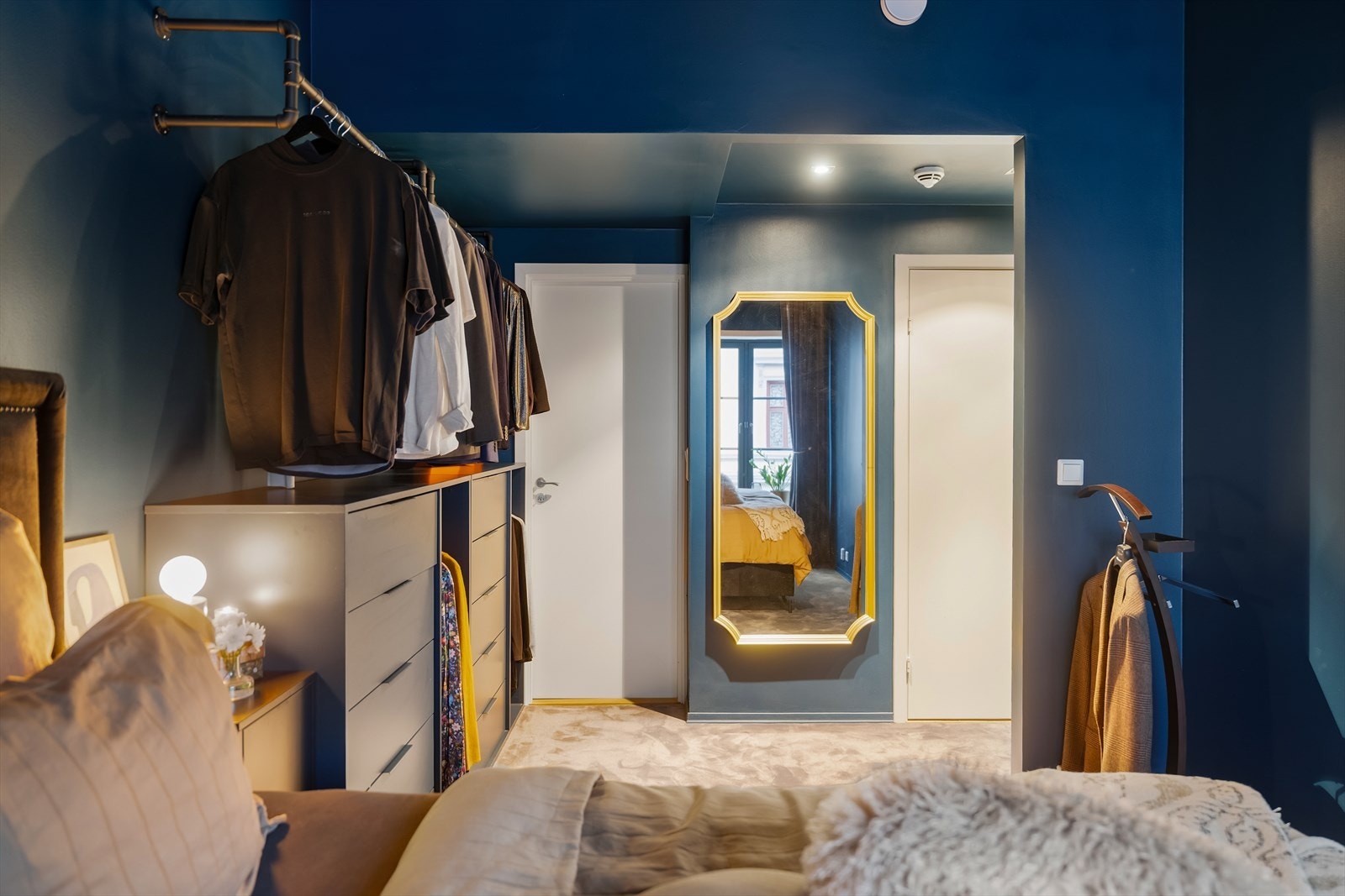 Her har du direkte forbindelse til et av leilighetens baderom samt et praktisk walk-in-closet. Galleribilde