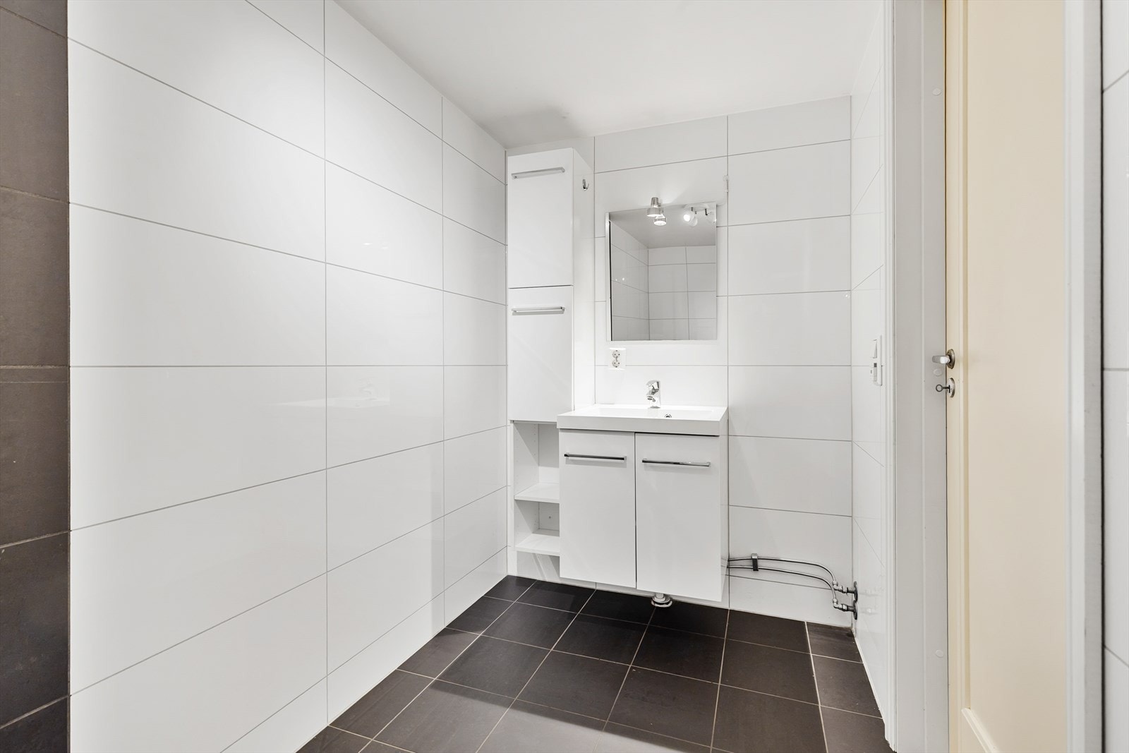 Hybel med servant med speil og skapinnredning. Galleribilde