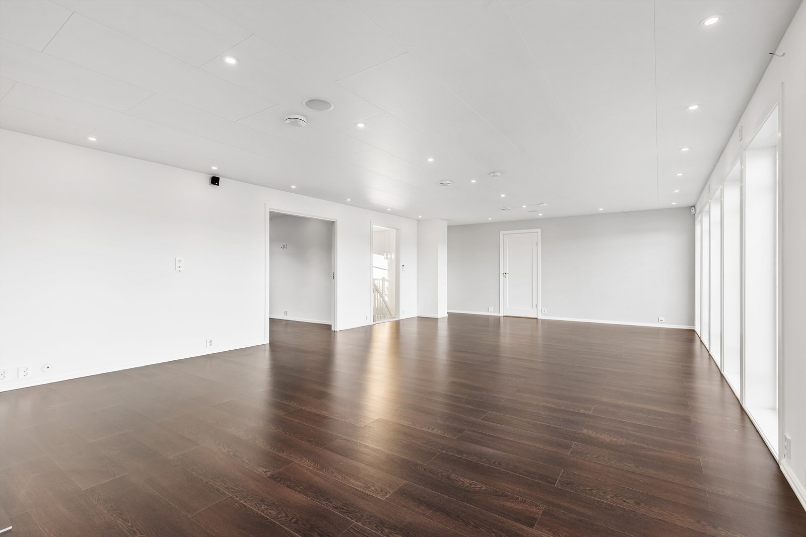 Gjennomgående bruk av downlights. Galleribilde