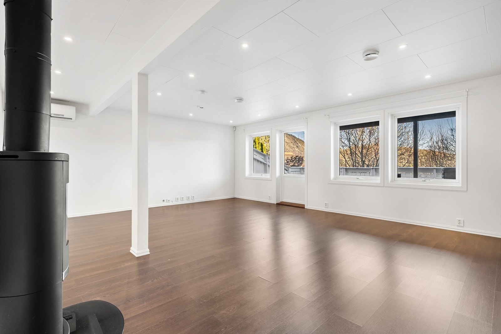 Stue i underetasje. Galleribilde