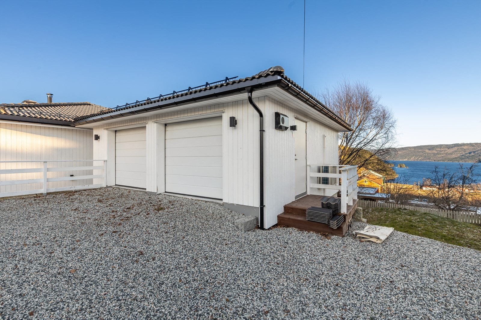 Dobbel garasje med hybel på ca. 48 kvm. i underetasje. Galleribilde