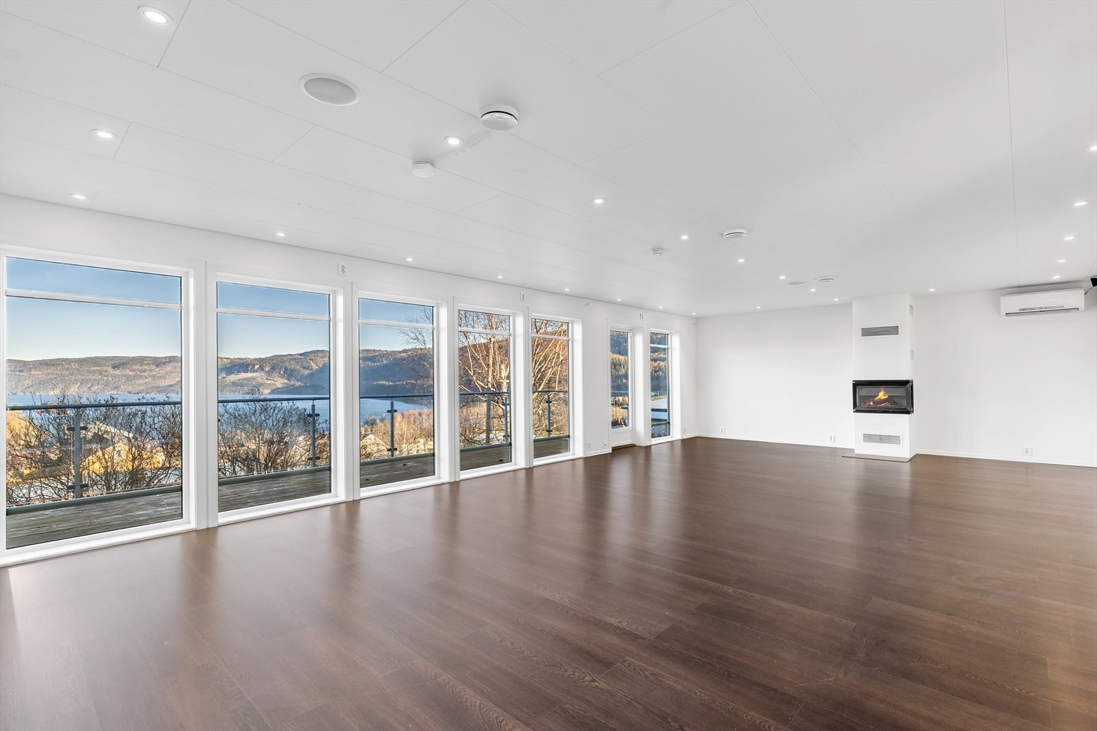 Det er moderne peis og varmepumpe. Galleribilde