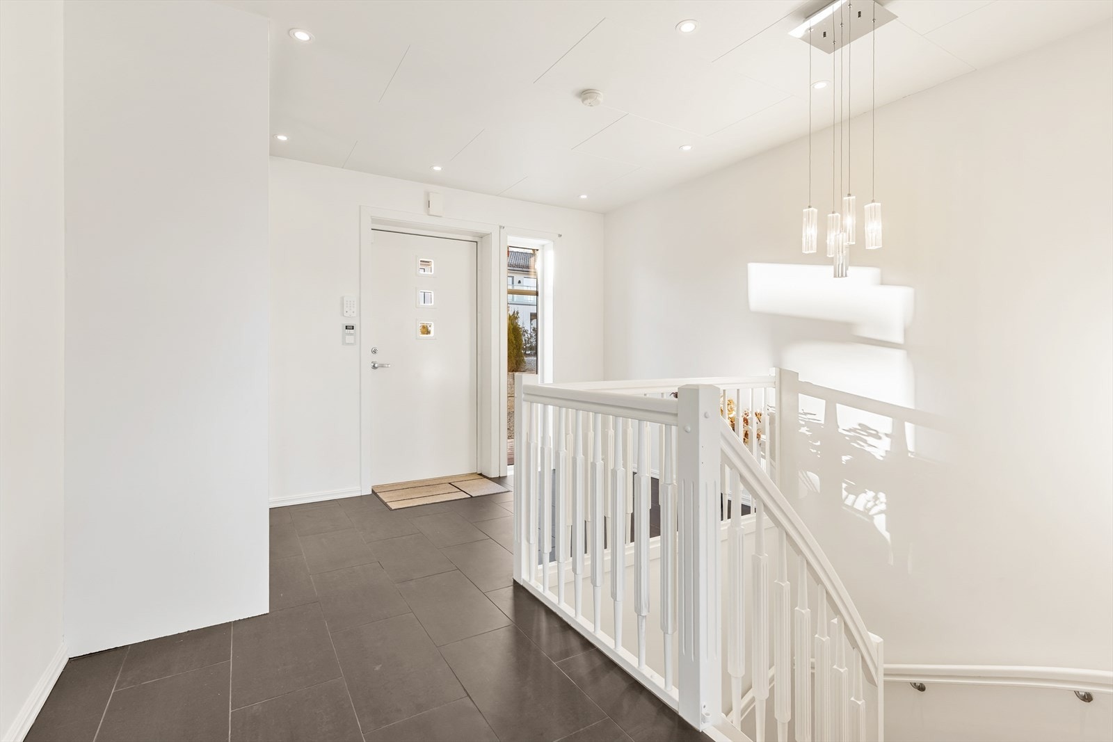 Velkommen inn i en lys og pen entrè/hall. Galleribilde